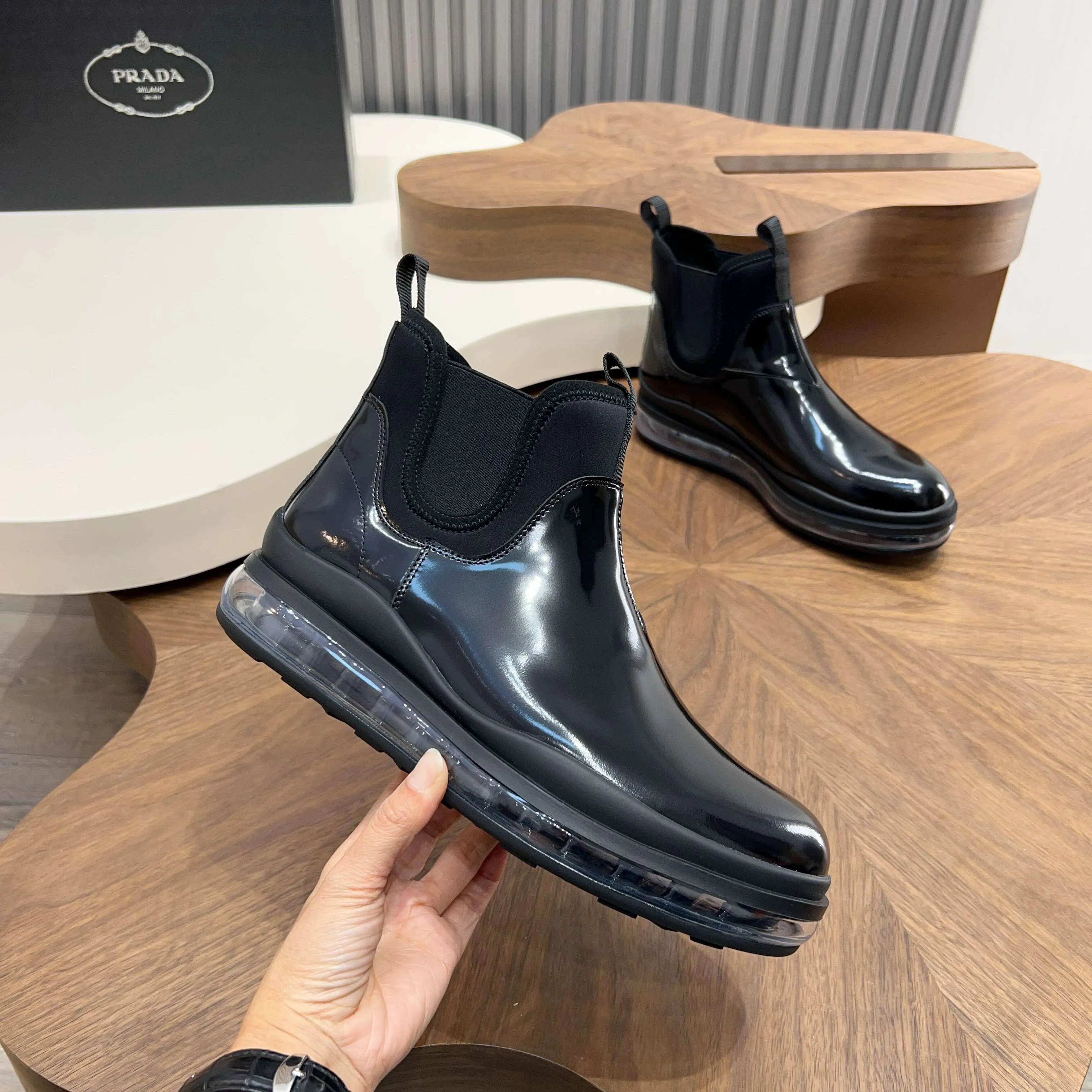 Men's shoes 💰 1000 Prada/Prada Italian show version Pure original men's high-top slip-on air cushion shoes Original super flexible air cushion outsole Silver label PRADA letter logo decoration on the heel Rubber bottom layer High comfort Excellent anti-slip performance Imported waxed cowhide Leather is smooth Leather holes are fine and even Super good texture Slip-on design Geometric carving decoration Novel and unique Full calf leather lining Standard gold-labeled feet. Fine workmanship. Ignore market currency. Support comparison inspection. Size: 38-39-40-41-42-43-44. Standard leather shoe size 45. Order